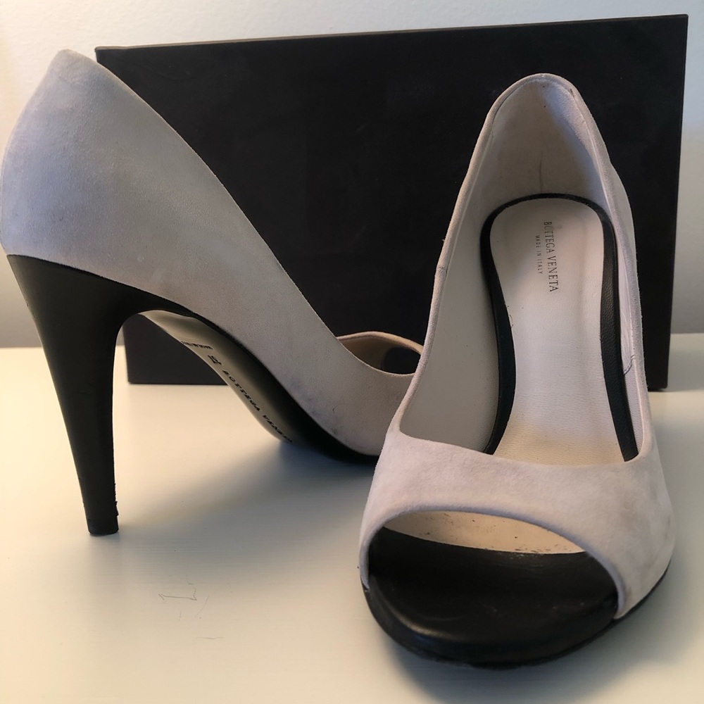 Bottega Veneta rate find. Peep toe sans suede